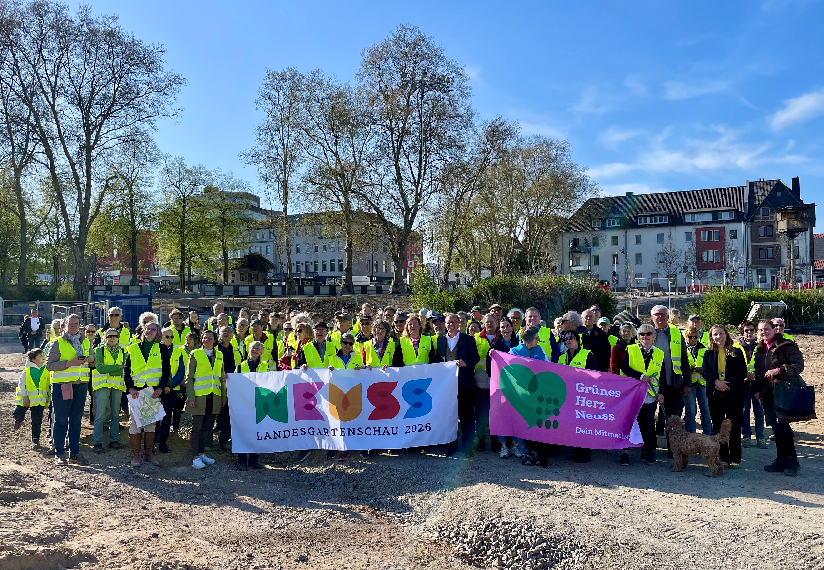 Eine Gruppe Menschen besucht die Landesgartenschau-Baustelle.