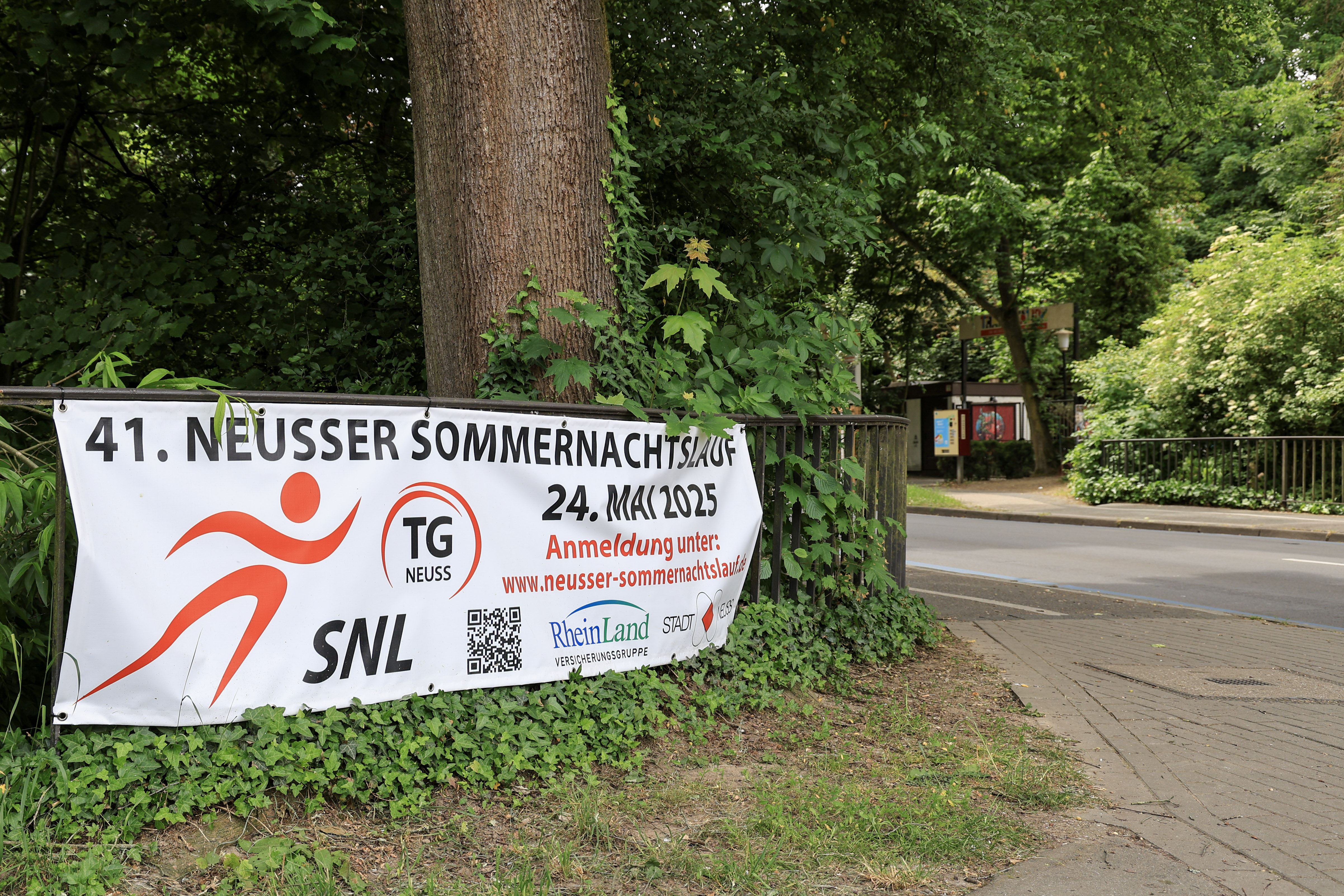 IL8A3394 Banner, welches Werbung für den 41. Neusser Sommernachtslauf am 24. Mai 2025 macht.