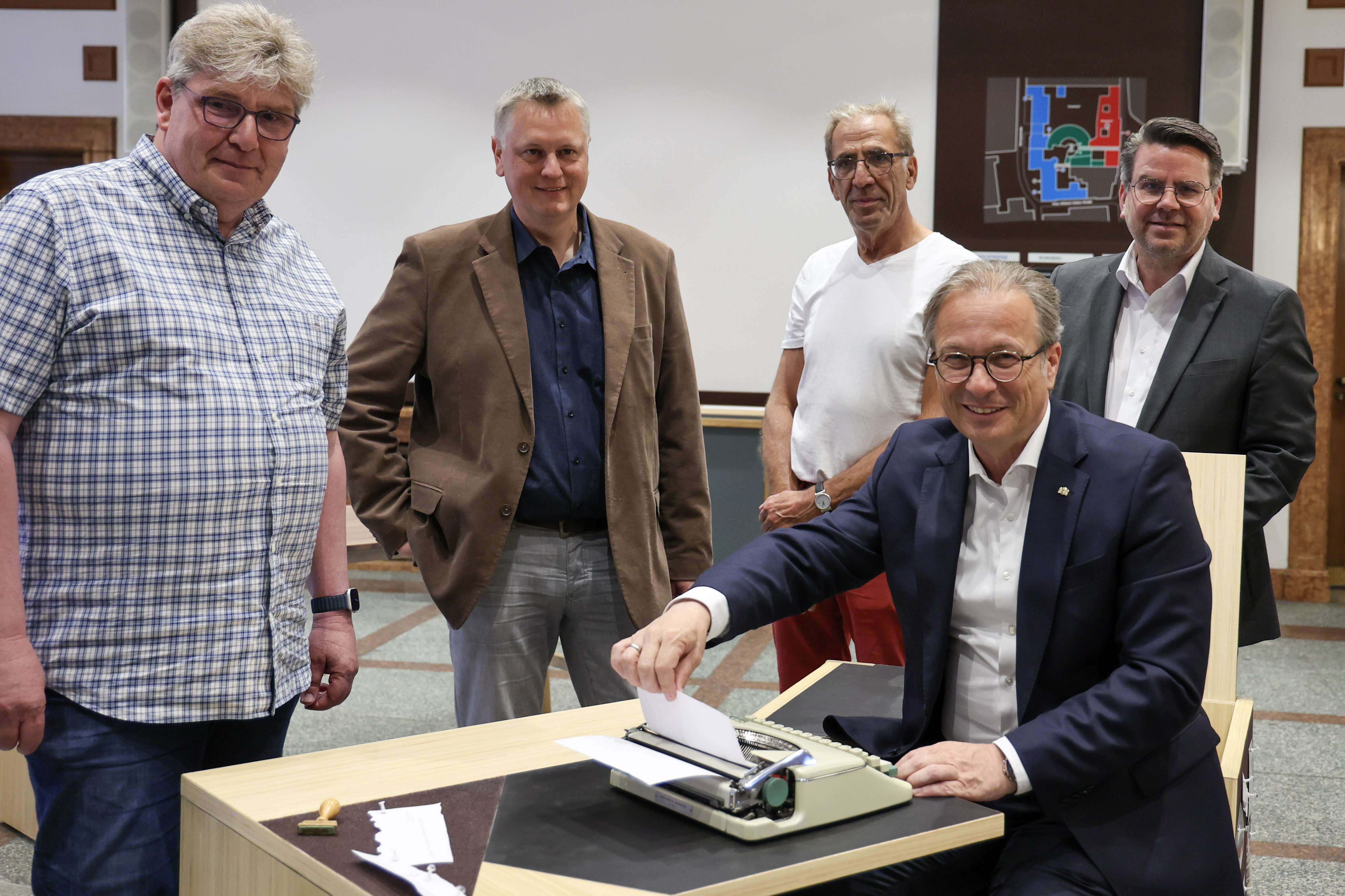 5U6A7710 Eröffnungsrundgang zur Ausstellung der Gesellenstücke der Tischler-Innung mit Bürgermeister Reiner Breuer