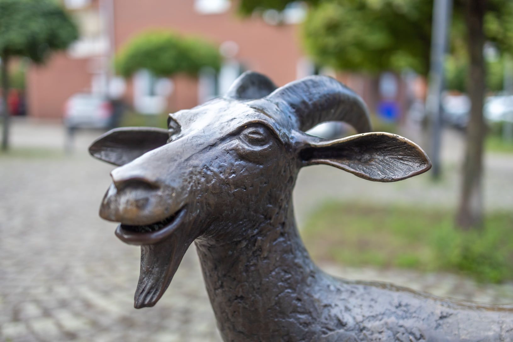 Grimlinghausen Hippe Ziege Statue einer Ziege auf einem Platz