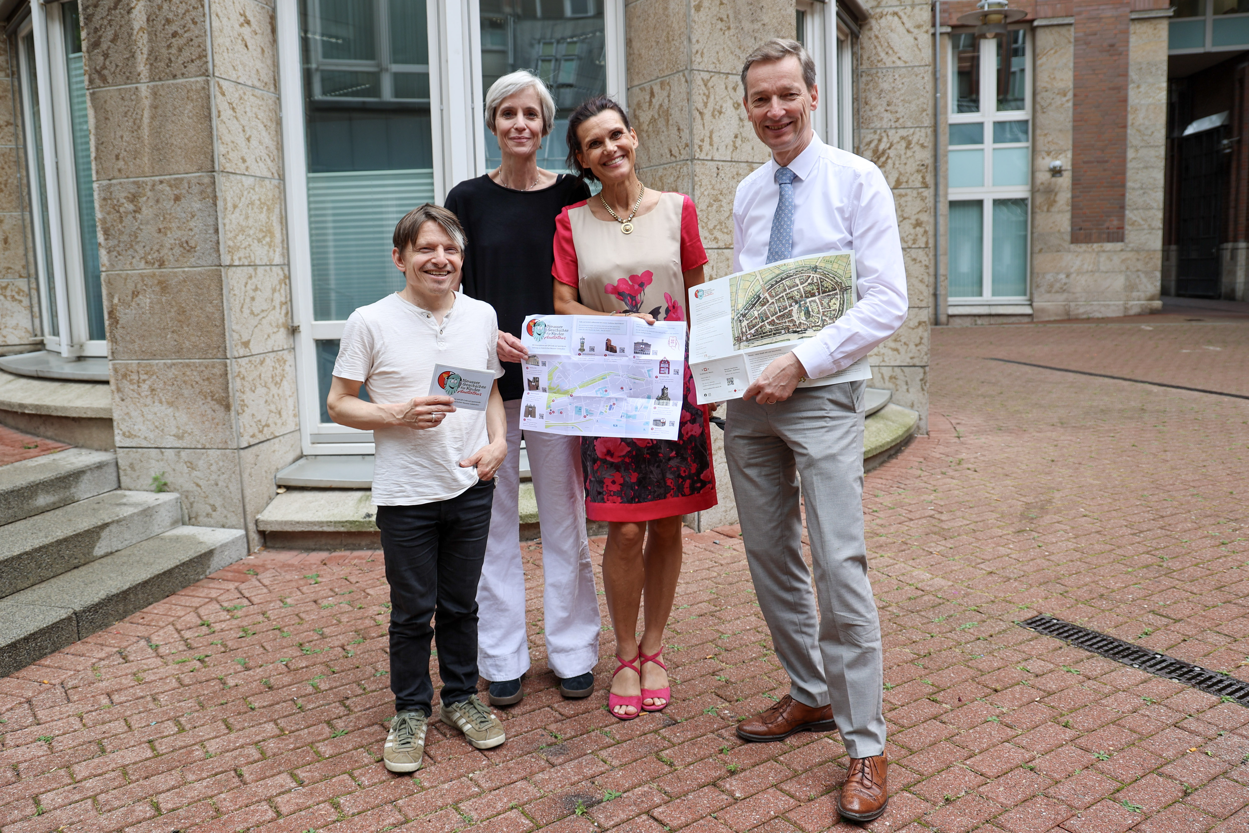 (v.l.n.r.:Dominik Kaulen und Bettina Schneidewin, Medien-Kompetenzteam im Rhein-Kreis Neuss, Ursula Platen, Beigeordnete für Jugend, Kultur und Bildung, Dr. Jens Metzdorf, Leiter Stadtarchiv)