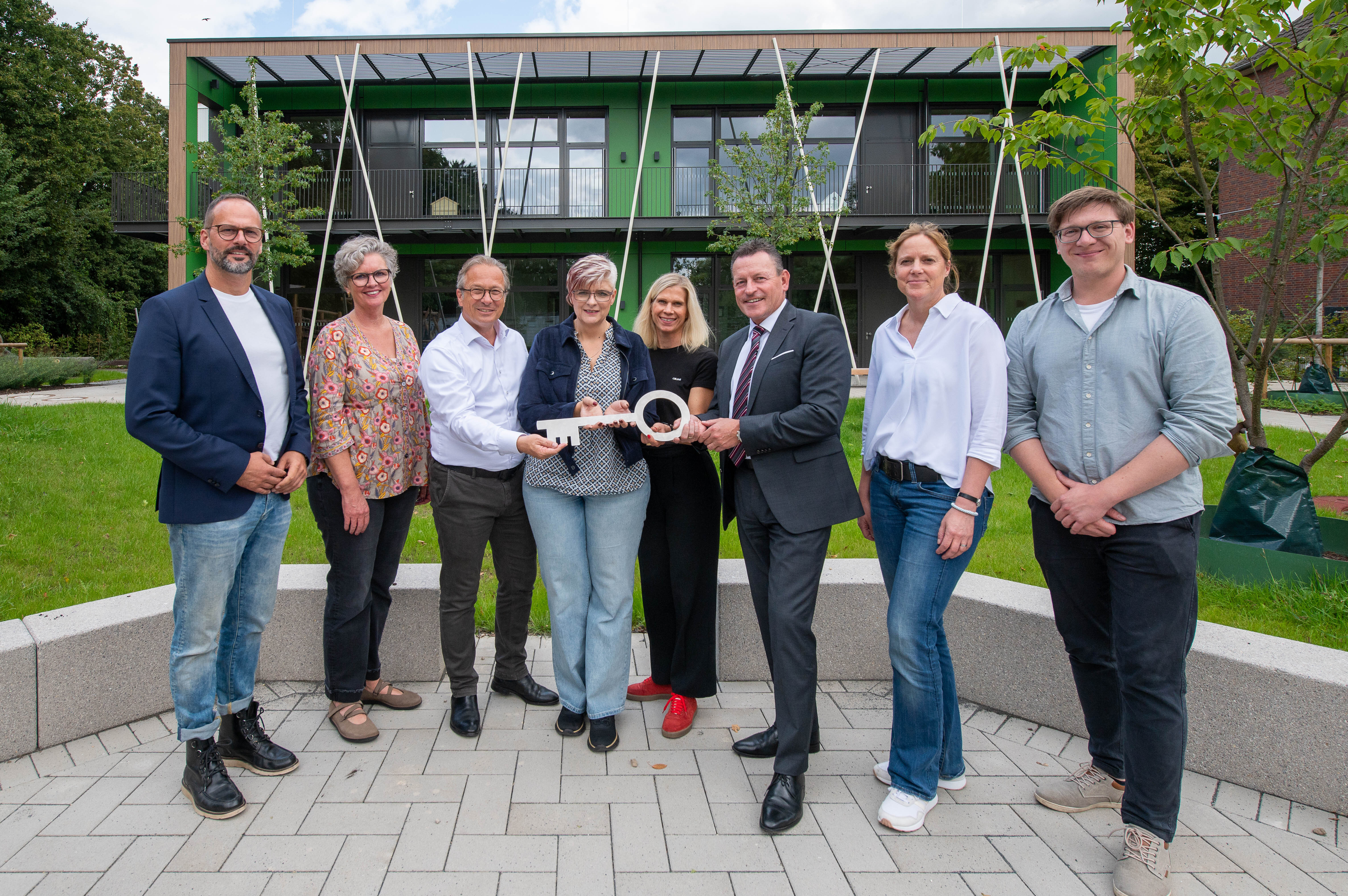 Symbolische Schlüsselübergabe (v.l.n.r.): Projektleiter Marko Giessing, Claudia Große vom Jugendamt, Bürgermeister Reiner Breuer, Rita Leng und Geschäftsführerin Rebbeca Kunz vomTrägerverein, Geschäftsführer Dirk Reimann und Kartin Wollenweber und Moritz Brauckmann von Wollenweber Architektur