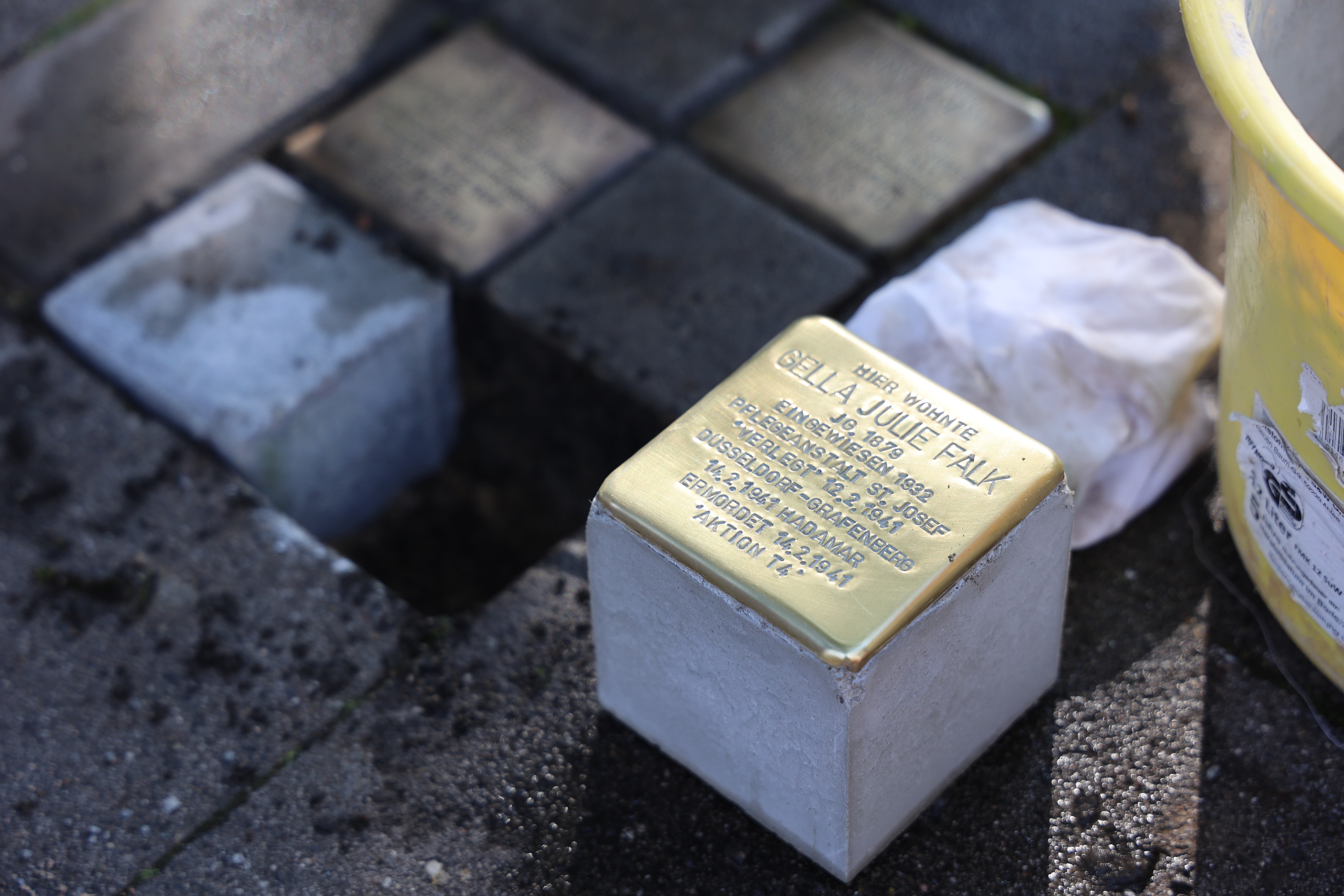 Verlegung Stolpersteine in Neuss 