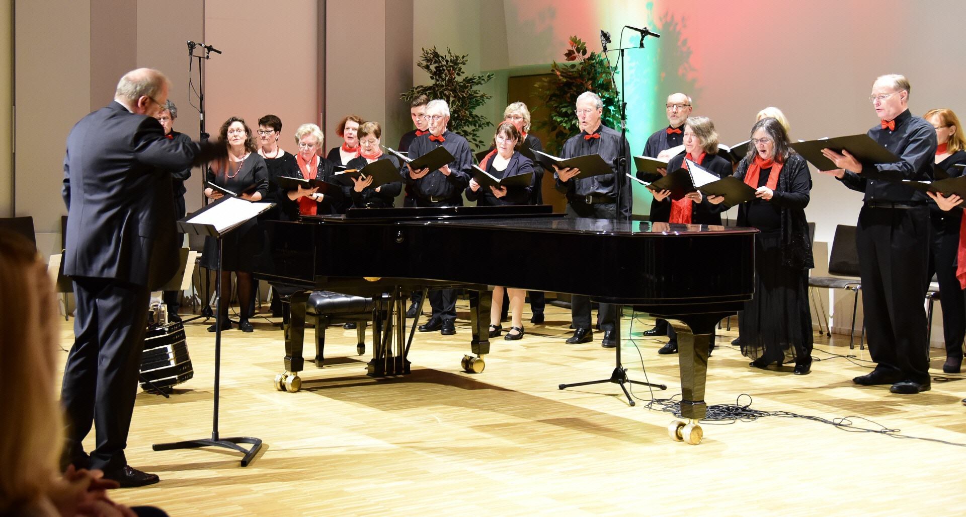 Ein Chor singt im RomaNEum.