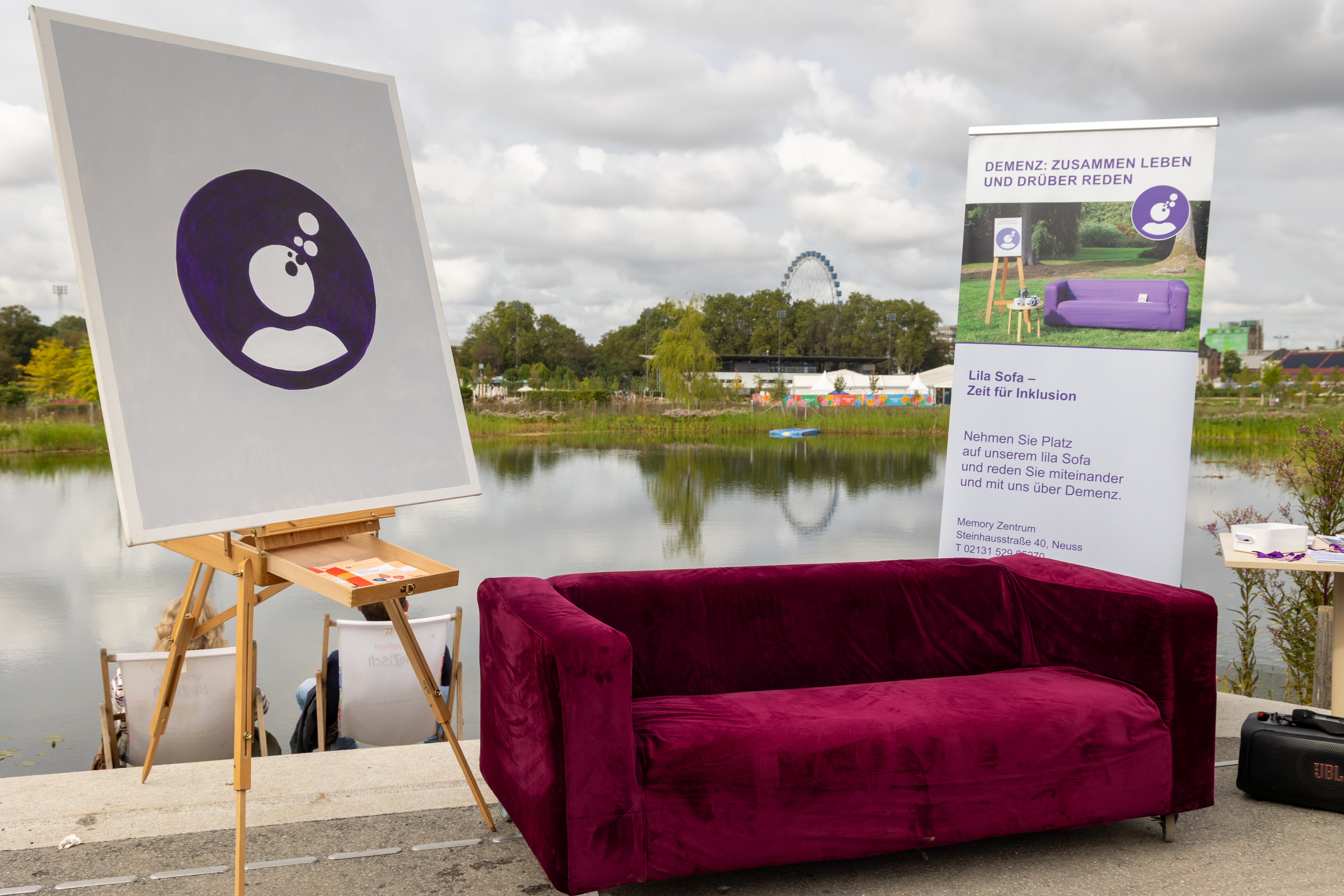 Lila Sofa lädt zum Austausch über das Thema Demenz ein 