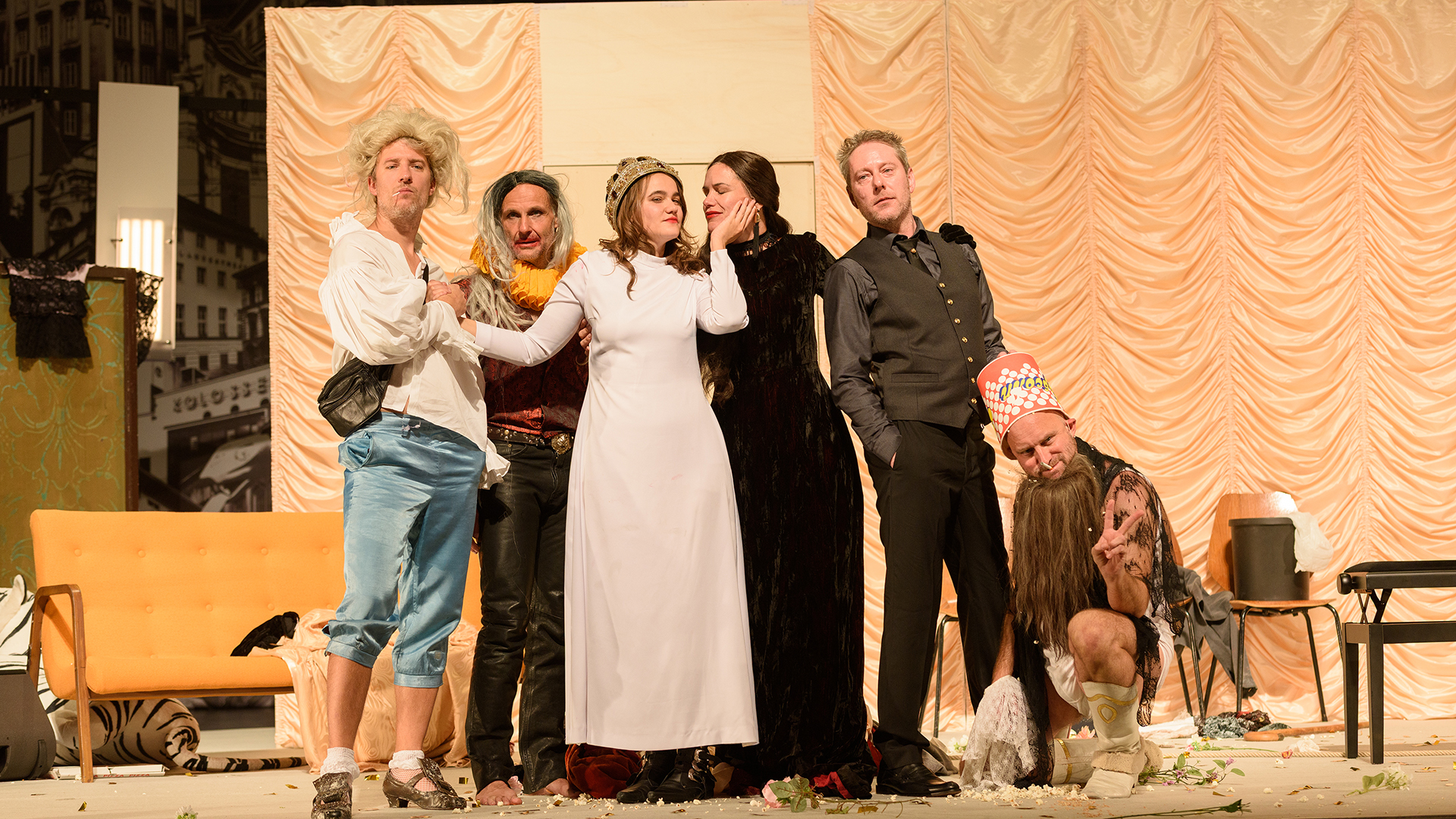 Eine Gruppe Erwachsener auf einer Theaterbühne