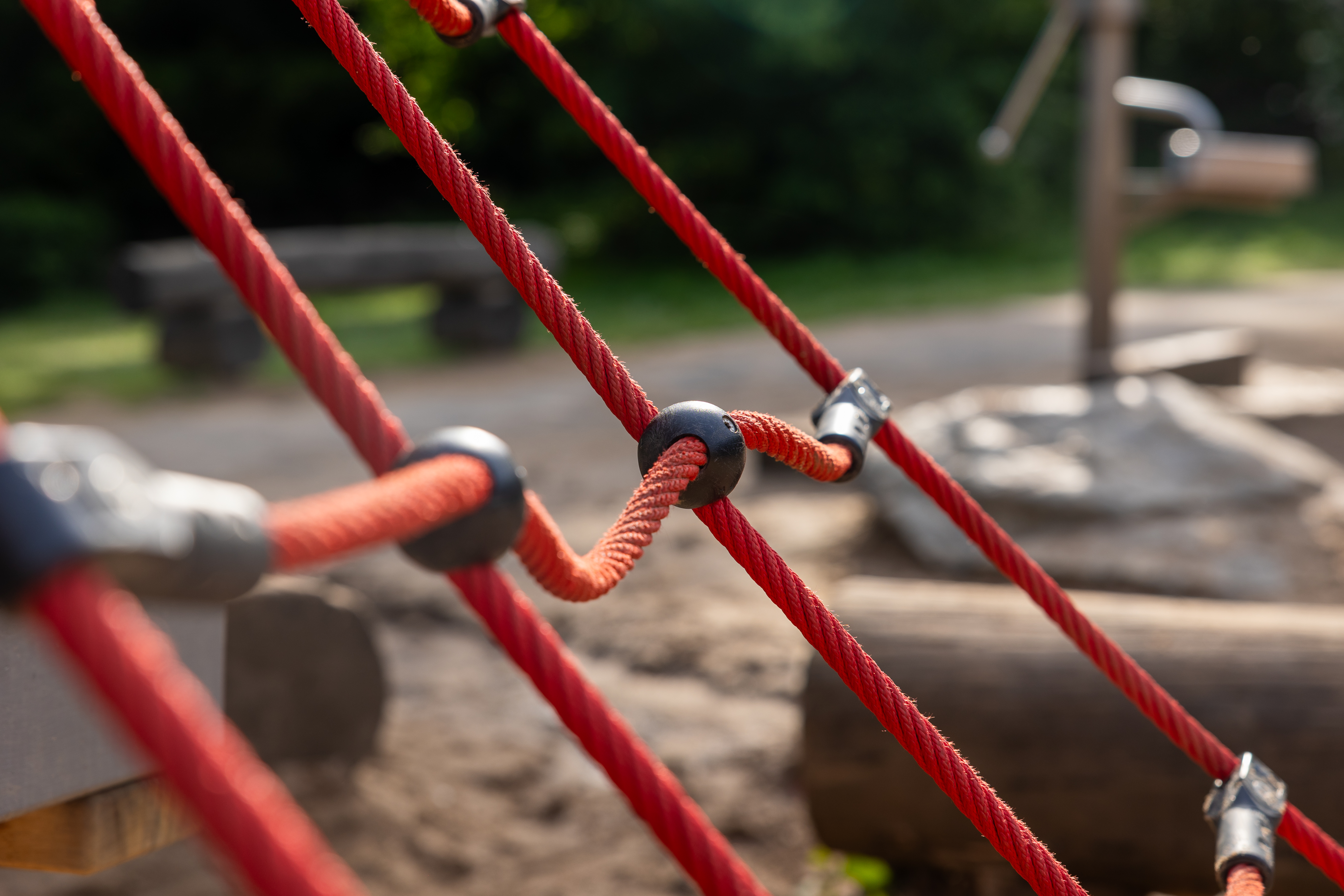 Nahaufnahme eines roten Kletternetzes auf dem Spielplatz im Stadtgarten.