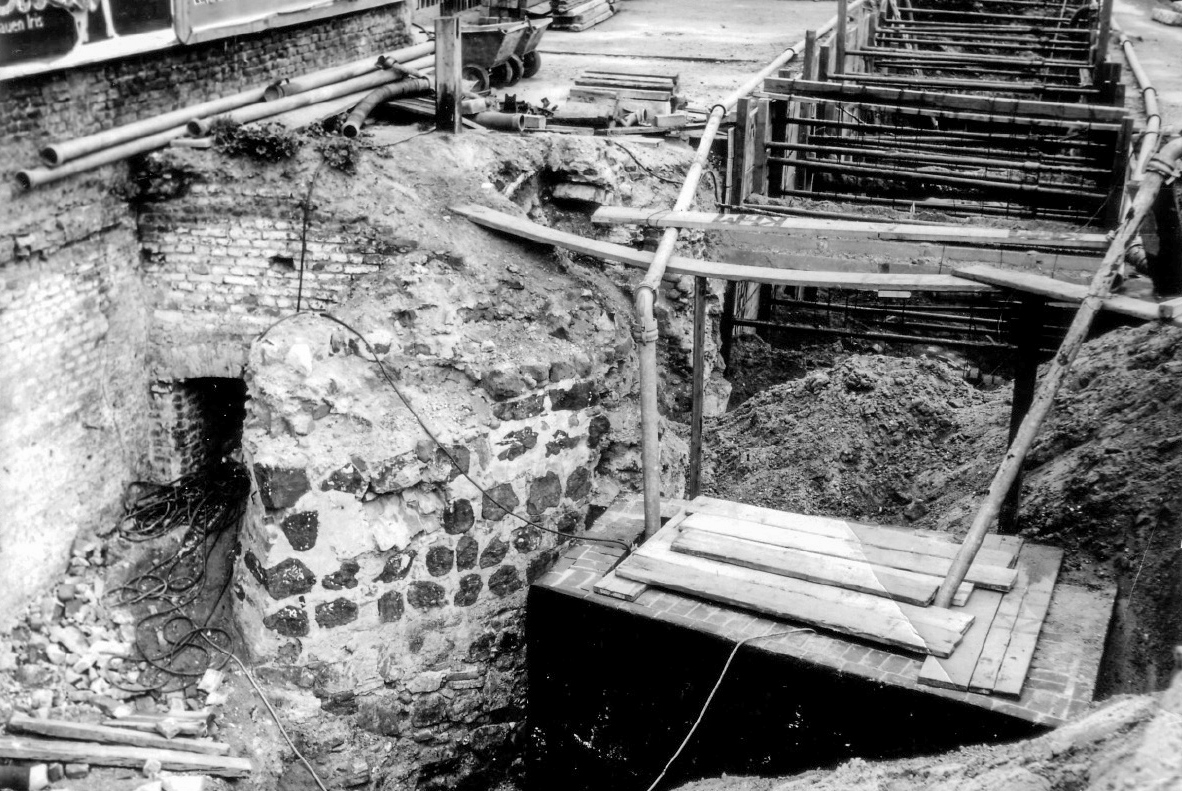 Schwarz-Weiß-Foto der freigelegten Fundamente.