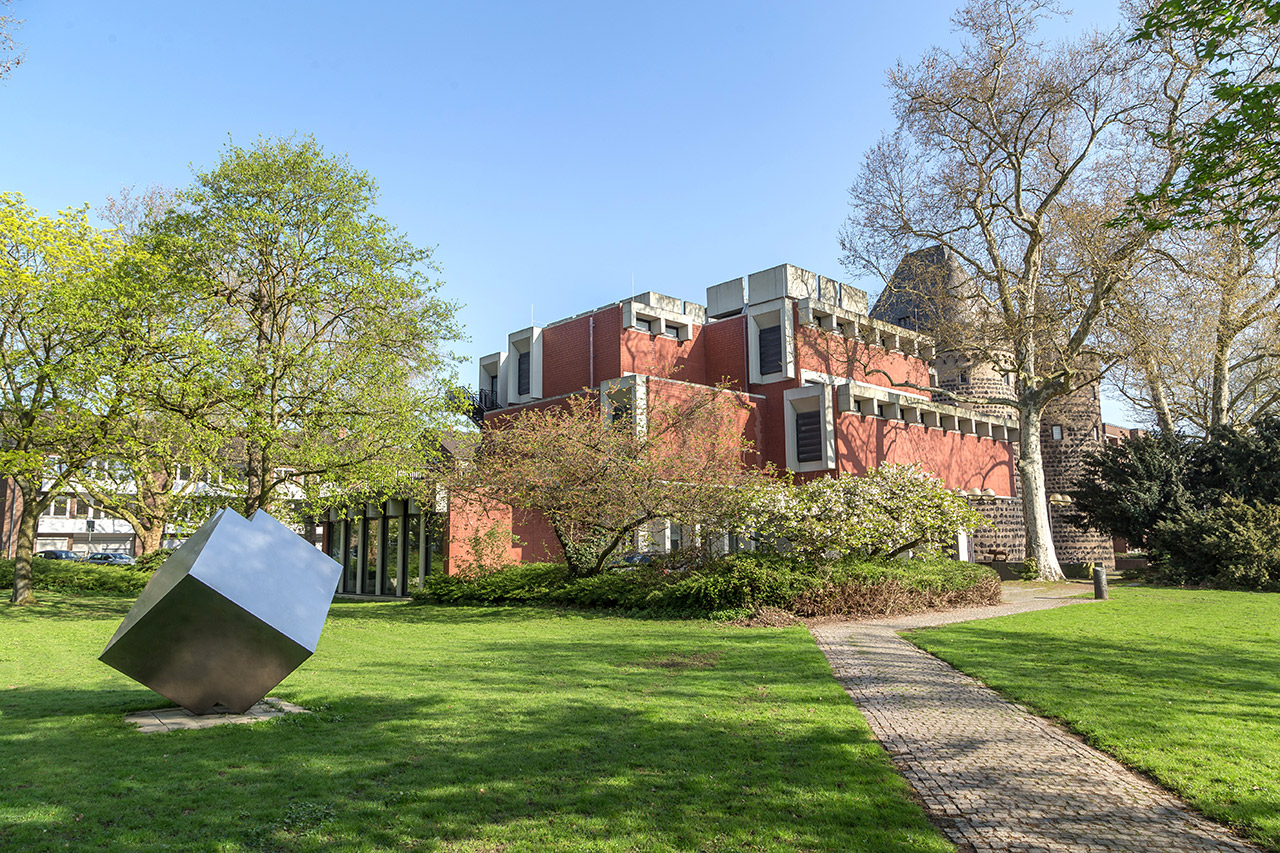 Außenansicht der Clemens Sels Museums von der Stadthalle her.