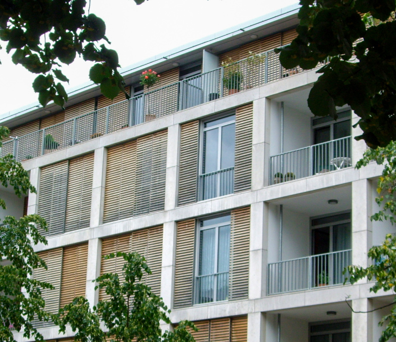 Fassade eines modernen Mehrfamilienhauses mit Balkonen bzw. Loggias, und Holzelementen