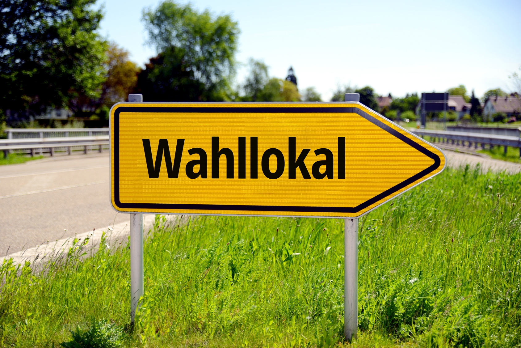 gelbes Schild weißt zu einem Wahllokal