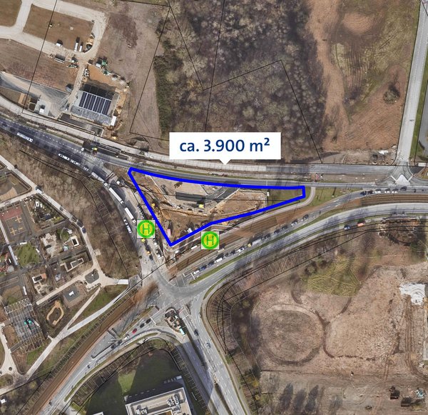Luftaufnahme eines Straßenkreuzes mit markiertem dreieckigem Bereich und eingezeichneter Fläche (3.900 m²).