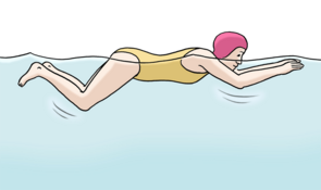 Eine Frau schwimmt im Schwimmbad.