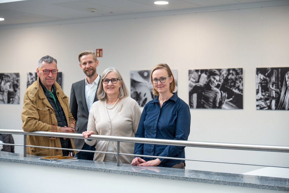 Fotograf Andreas Woitschüzke, VHS-Direktor Lorenz Denks, Beigeordnete a.D. Dr. Christiane Zangs, Leiterin der Städtischen Galerie im Kulturforum Alte Post in Neuss Eva Rottstedt im Romaneum 