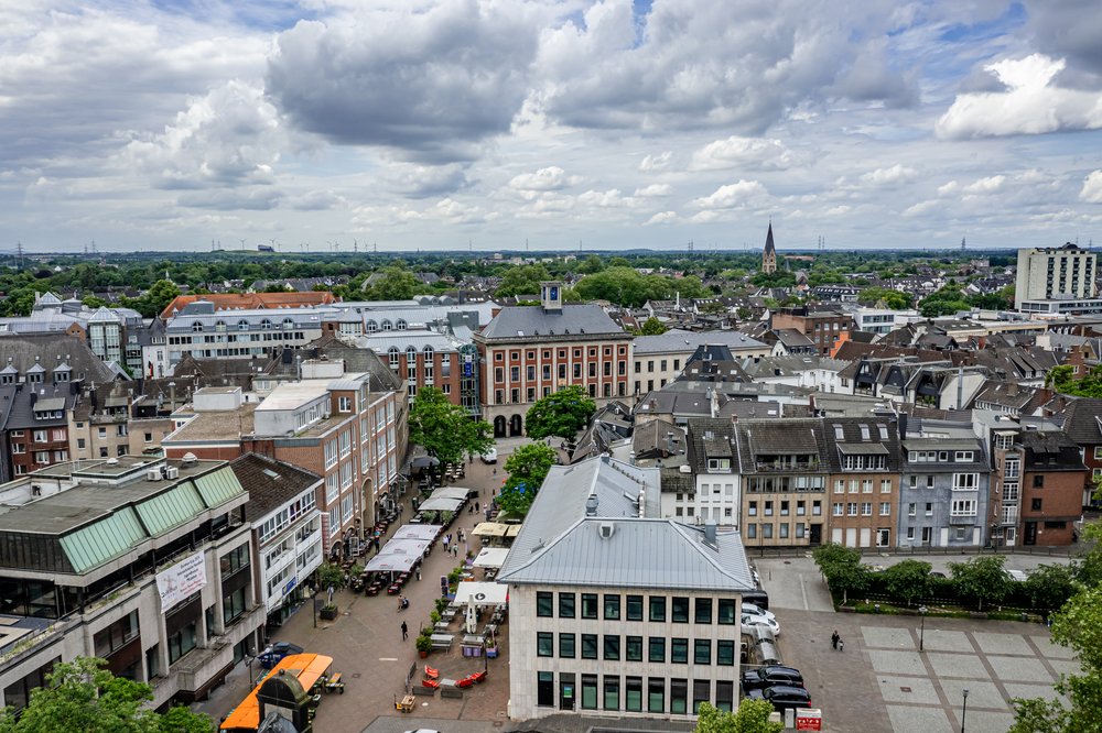 Luftaufnahme vom Freithof und Markt mit dem Rathaus im Hintergrund