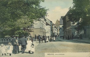 Koloriertes Foto der Zollstraße, auf der zahlreiche Menschen zu Fuß unterwegs sind.