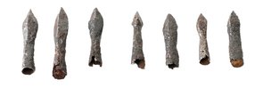 Insgesamt sieben Armbrustbolzenspitzen, nebeneinander aufgereiht.