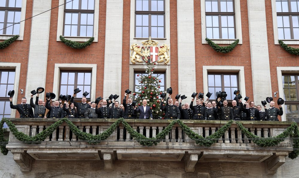 Sternsinger und Schornsteinfeger bringen Glück und Segen ins Rathaus