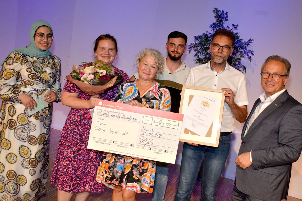 Frau Gosia Varenholt bekommt den 1. Preis bei der Verleihung des Neusser Integrationsförderpreises überreicht 