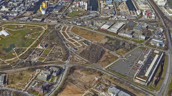 Schrägluftbild des Areals mit Blickrichtung Hafen.