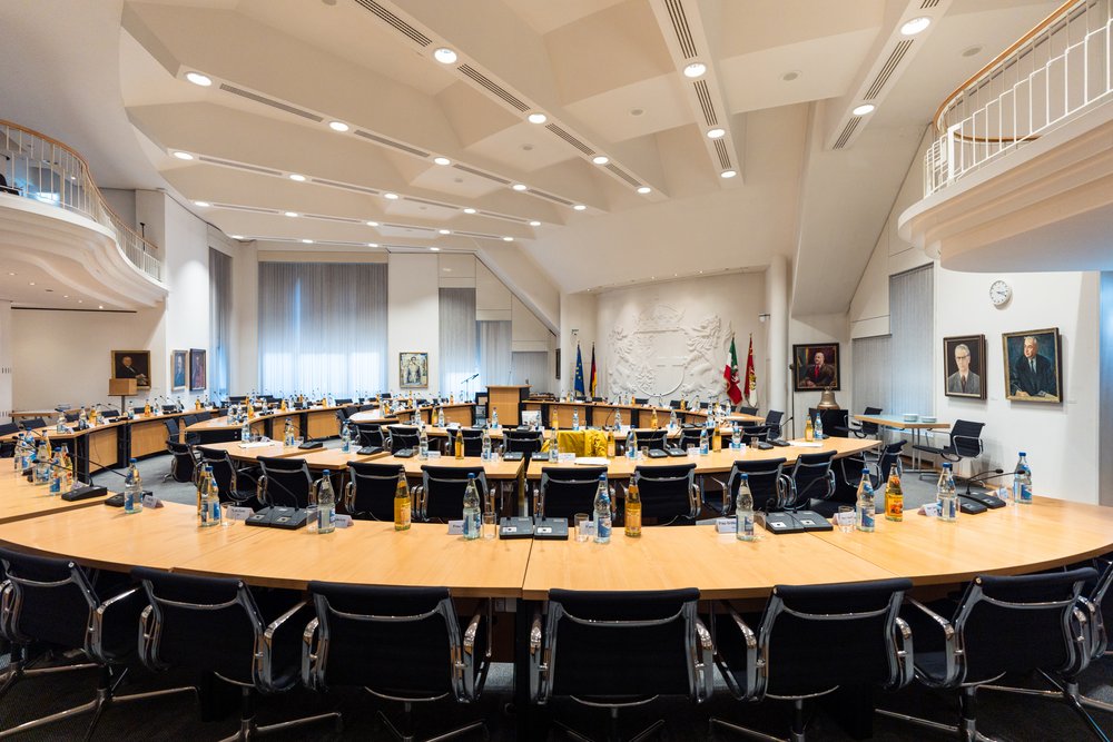 Der leere Ratssaal der Stadt Neuss vorbereitet für die Ratssitzung.