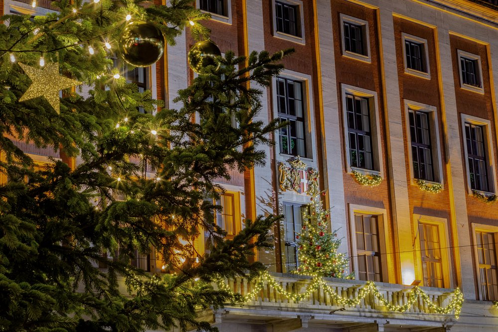 Weihnachtlich beleuchtetes Rathaus 