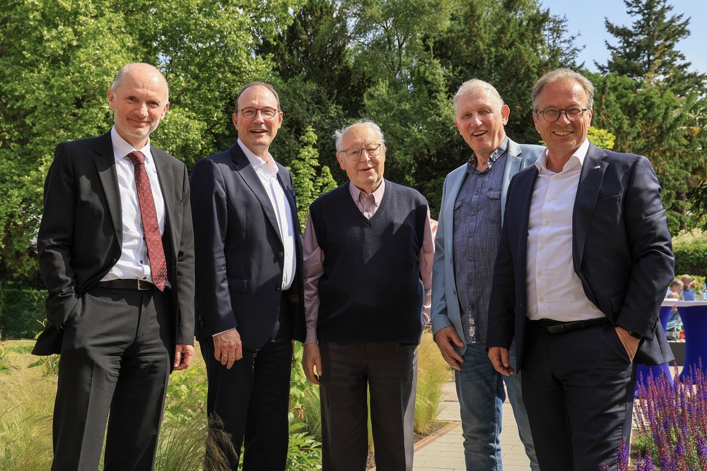Bürgermeister Reiner Breuer zusammen mit Christoph Hölters, Dr. Matthias Welpmann und dem Förderverein des Botanischen Gartens 