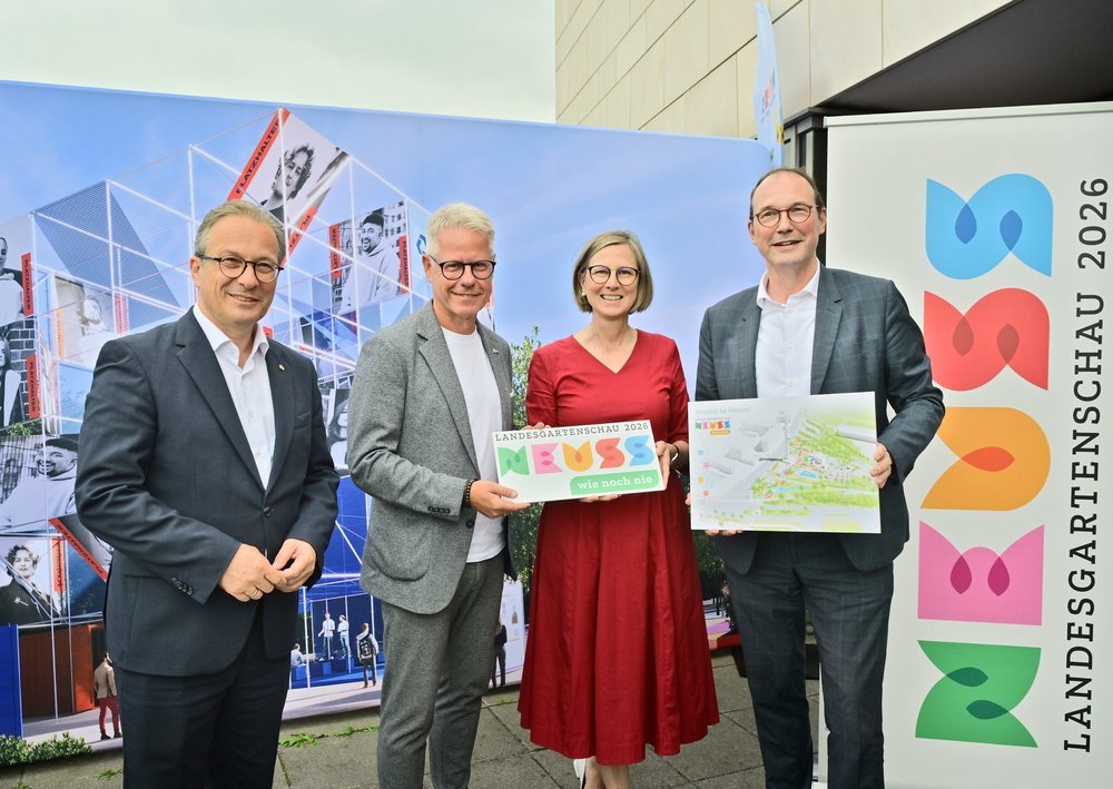 Der Neusser Bürgermeister Reiner Breuer, Jürgen Steinmetz (Hauptgeschäftsführer IHK Mittlerer Niederhein), Annette Nothnagel (Geschäftsführerin LAGA Neuss GmbH) und Christoph Hölters (Geschäftsführer LAGA Neuss GmbH & Beigeordneter für Planung und Mobilität der Stadt Neuss) stellen die temporären Pläne für den zentral gelegenen Wendersplatz vor. 