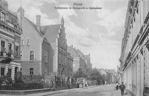 Schwarz-Weiß-Aufnahme des Amtsgerichts. Vereinzelte Fußgänger laufen die Bürgersteige entlang.