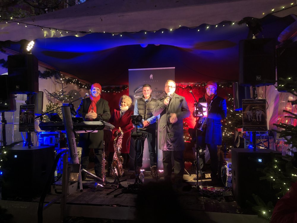 Der Neusser Weihnachtsmarkt im Schatten von St. Quirin