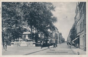 Eine Schwarz-Weiß-Aufnahme der Kanalstraße mit Blick in Richtung Stadtgarten. In der linken Bildhälfte ist das Schwann-Denkmal zu erkennen.