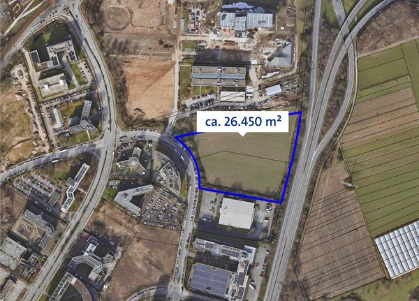 Luftaufnahme des Gebiets mit markierten Gebietsgrenzen und eingezeichneter Fläche (24.450 m²).