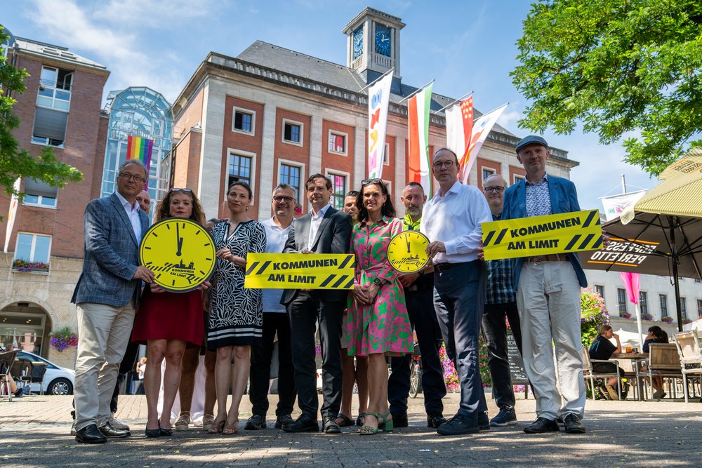 Bürgermeister Reiner Breuer gemeinsam mit dem Verwaltungsvorstand der Stadt Neuss und Vertreter*innen des Personalrats vor dem Neusser Rathaus.