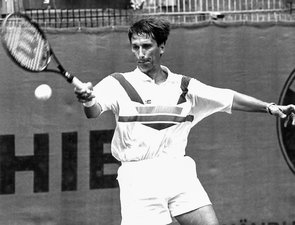 Schwarz-Weiß-Aufnahme eines Tennisspielers in Bewegung.