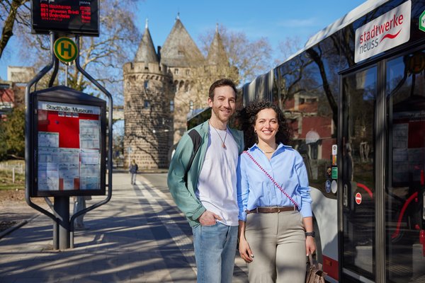 Warten an der Haltestelle Stadthalle