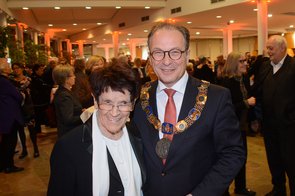 Frau Süssmuth lächelt gemeinsam mit Herrn Beuer in die Kamera. Im Hintergrund sind zahlreiche weitere Besucher des Konzerts in der Stadthalle zu sehen.