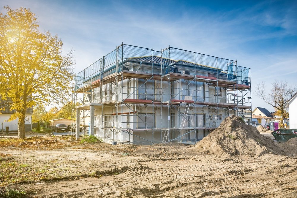Ein eingerüstetes Gebäude während der Bauphase.