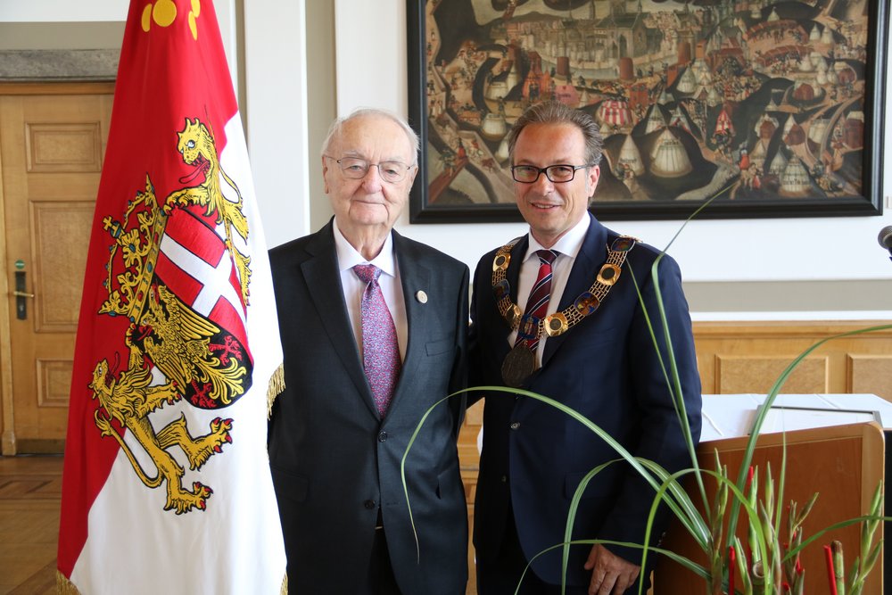 Erster Träger des Goldenen Ehrenwappens