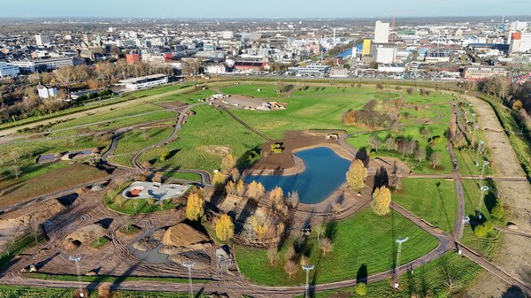 Drohnenaufnahme der Baustelle des Bürgerparks. Die Bäume auf dem Gelände werfen in der winterlichen Morgensonne lange Schatten.