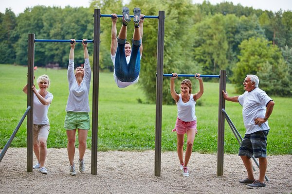Eine Familie macht Fitnesstraining im Park