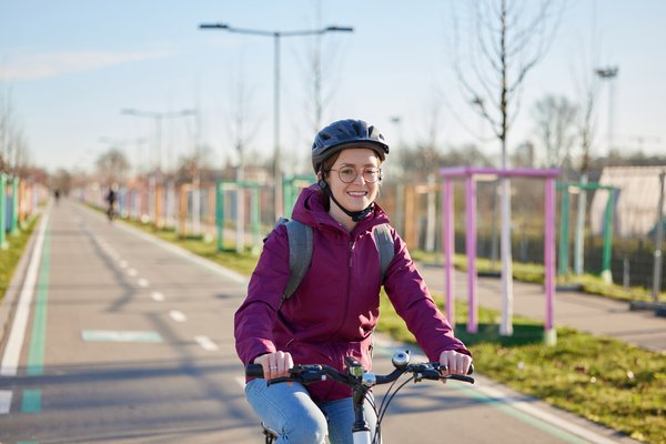 Radfahrerin auf dem Radschnellweg unterwegs