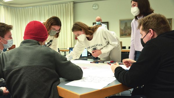 Das Bild zeigt Teilnehmende des Jugendmobilitätsforum