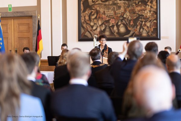 Frau Prof. Dr. Rita Süssmuth steht hinter dem Rednerpult und hält ihre Dankesrede.