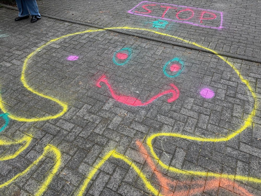 Spielweg statt Gehweg, Kinder malen mit Kreide