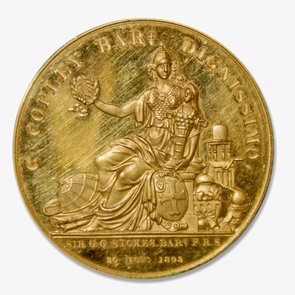 Eine goldene Münze mit einer Abbildung der Athene, umgeben von verschiedenen Symbolen der Wissenschaft.