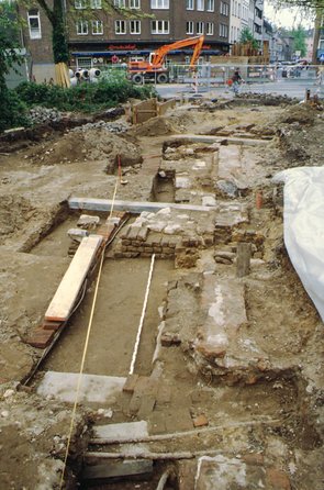 Farbfoto des freigelegten Fundaments am Hamtorplatz.