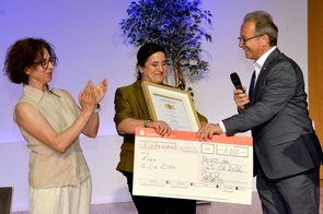 Frau Filiz Eser erhält den 3. Preis bei der Verleihung des Integrationsförderpreises.  