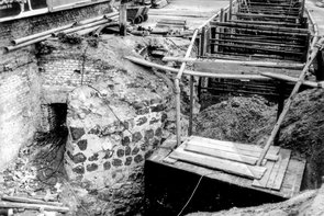 Schwarz-Weiß-Foto der freigelegten Fundamente.