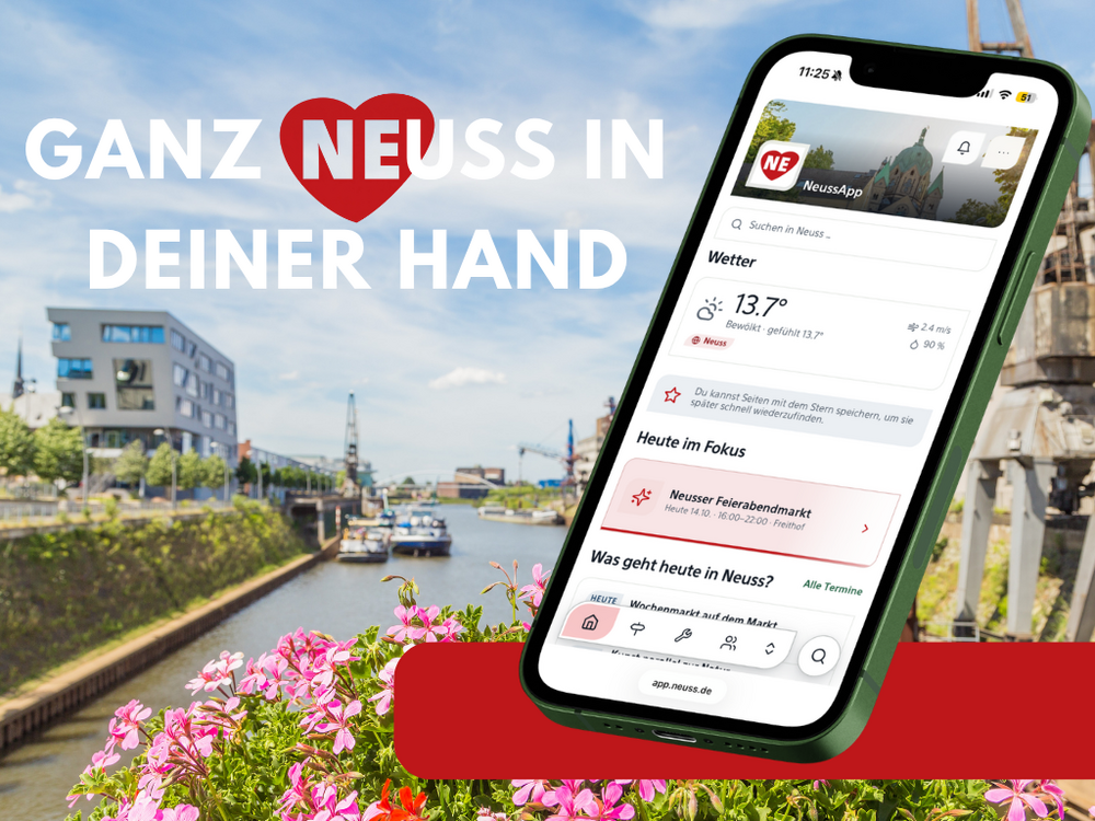 Die neuss App auf einem Smartphone. Im Hintergrund der Neusser Hafen mit dem Schriftzug Ganz Neuss in deiner Hand.