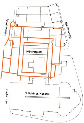 Vereinfachte, schwarz-weiße Planzeichnung des Münsterplatzes, über welche der Grundriss des Damenstifts in roter Farbe gelegt wurde.